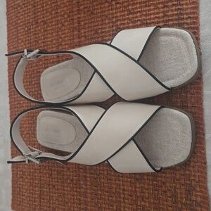 LIZ CLAIBORNE BRAND WOMEN'S CREAM SHORT HEEL SANDALS WITH MEMORY FOAM SIZE 8.5